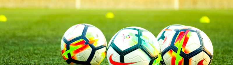 NBA总决赛现场，球员扣篮瞬间，观众席气氛热烈