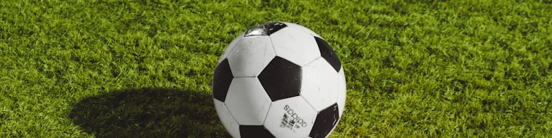 欧洲冠军联赛决赛现场，球员在聚光灯下庆祝进球